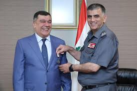 اللواء عثمان يمنح محمد الحوت "ميدالية الأمن الداخلي"
