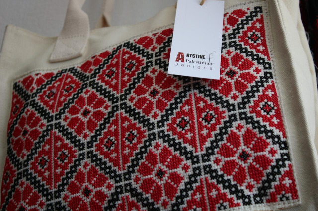 تدشين مشروع "artistine Palestinian designs" للتراثيات