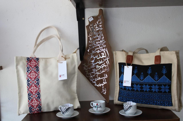 تدشين مشروع "artistine Palestinian designs" للتراثيات