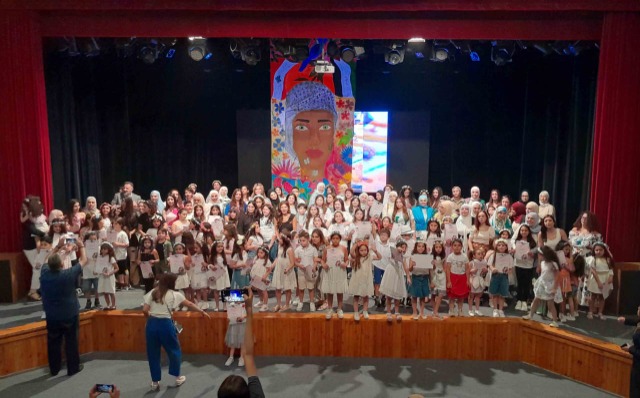 معرض "أنتِ سلام" لـ "Maison D’Art" في ثانوية رفيق الحريري 100 طفل يسكبون إبداعهم في حب فلسطين بلوحة واحدة!