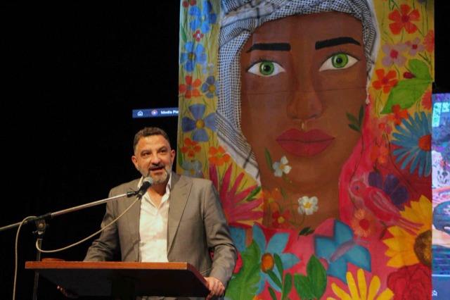 معرض "أنتِ سلام" لـ "Maison D’Art" في ثانوية رفيق الحريري 100 طفل يسكبون إبداعهم في حب فلسطين بلوحة واحدة!