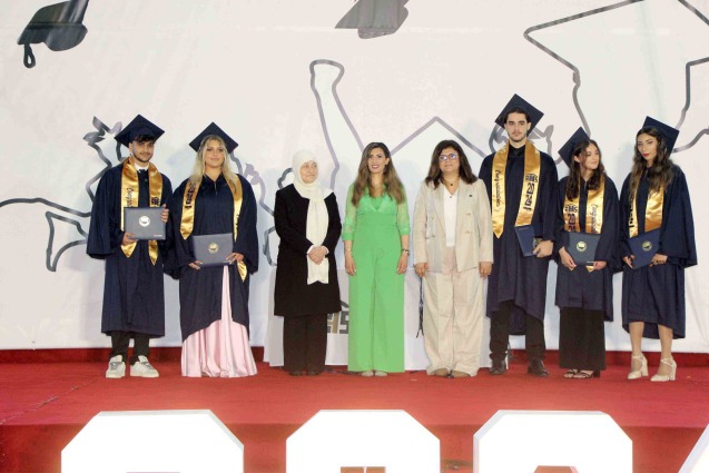 ثانوية رفيق الحريري احتفلت بتخريج الدفعة الـ35 من طلابها بالتزامن مع الذكرى الـ45 لتأسيس مؤسسة الحريري