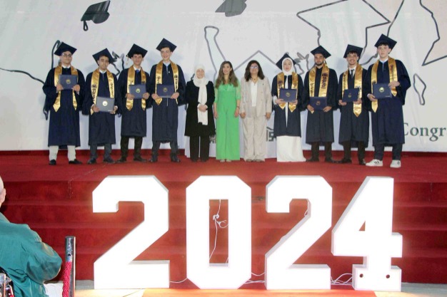 ثانوية رفيق الحريري احتفلت بتخريج الدفعة الـ35 من طلابها بالتزامن مع الذكرى الـ45 لتأسيس مؤسسة الحريري
