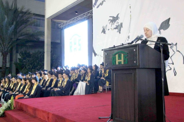 ثانوية رفيق الحريري احتفلت بتخريج الدفعة الـ35 من طلابها بالتزامن مع الذكرى الـ45 لتأسيس مؤسسة الحريري