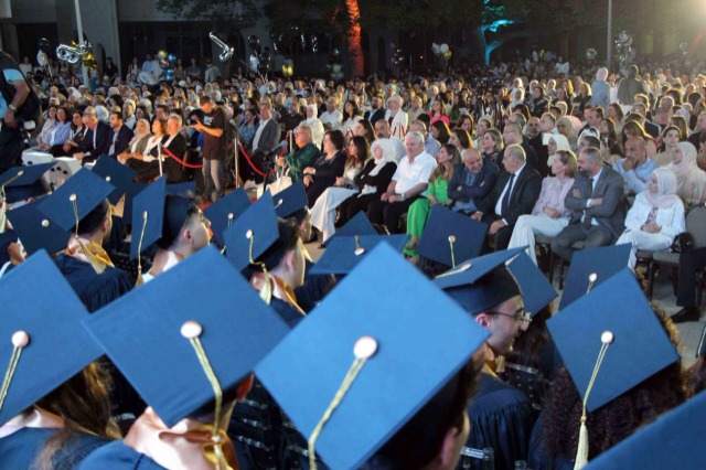 ثانوية رفيق الحريري احتفلت بتخريج الدفعة الـ35 من طلابها بالتزامن مع الذكرى الـ45 لتأسيس مؤسسة الحريري