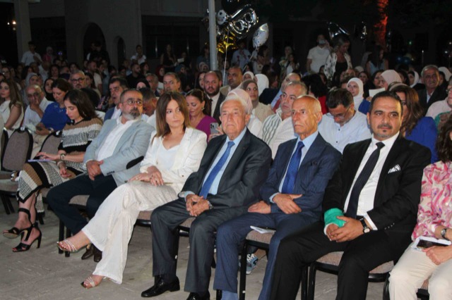 ثانوية رفيق الحريري احتفلت بتخريج الدفعة الـ35 من طلابها بالتزامن مع الذكرى الـ45 لتأسيس مؤسسة الحريري