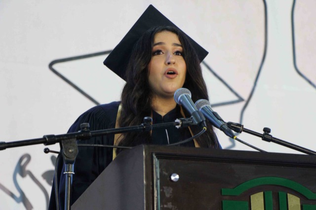 ثانوية رفيق الحريري احتفلت بتخريج الدفعة الـ35 من طلابها بالتزامن مع الذكرى الـ45 لتأسيس مؤسسة الحريري