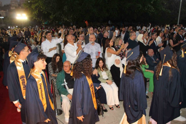 ثانوية رفيق الحريري احتفلت بتخريج الدفعة الـ35 من طلابها بالتزامن مع الذكرى الـ45 لتأسيس مؤسسة الحريري