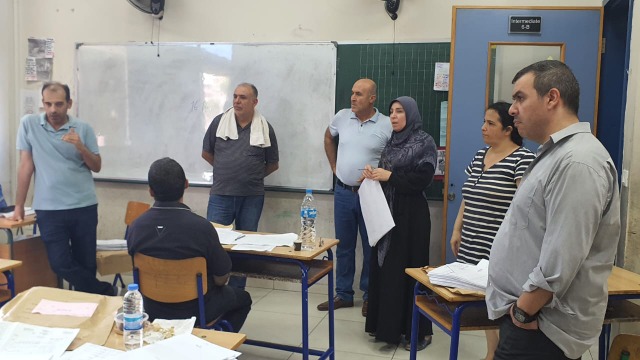 رئيس دائرة الامتحانات الرسمية يتفقد أعمال التصحيح في "العُمانية"