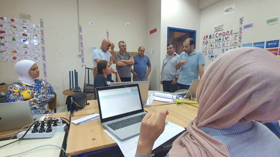 رئيس دائرة الامتحانات الرسمية يتفقد أعمال التصحيح في "العُمانية"