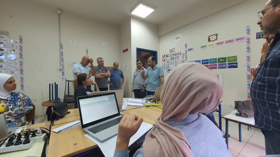 رئيس دائرة الامتحانات الرسمية يتفقد أعمال التصحيح في "العُمانية"