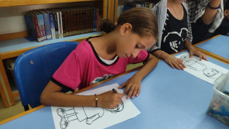 دورة تدريبية لتعليم مهارات فن الرسم في مخيم المغازي