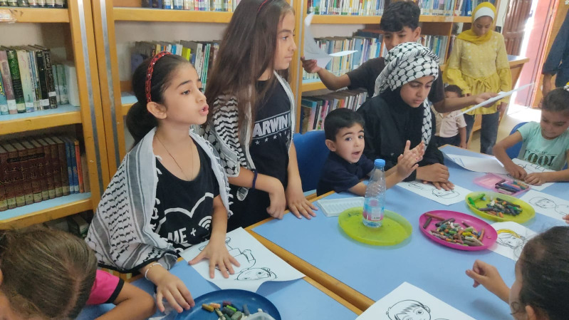 دورة تدريبية لتعليم مهارات فن الرسم في مخيم المغازي
