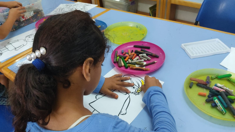 دورة تدريبية لتعليم مهارات فن الرسم في مخيم المغازي