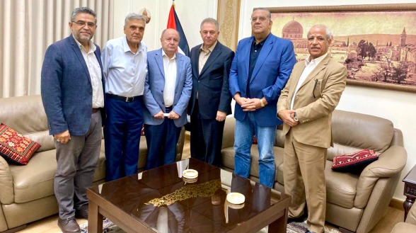 السفير دبور يستقبل وفد الاتحاد العمالي العام معزياً بوفاة القدومي!