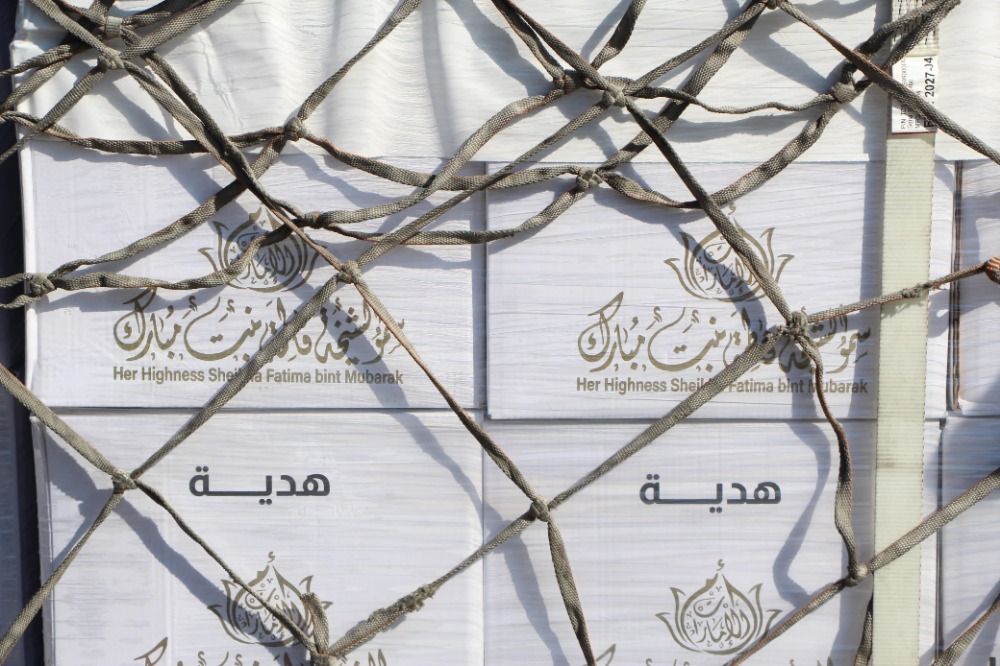 ضمن حملة "الامارات معك يا لبنان": "أم الإمارات" الشيخة فاطمة بنت مبارك ترسل 80 طناً من المساعدات لإغاثة المرأة اللبنانية
