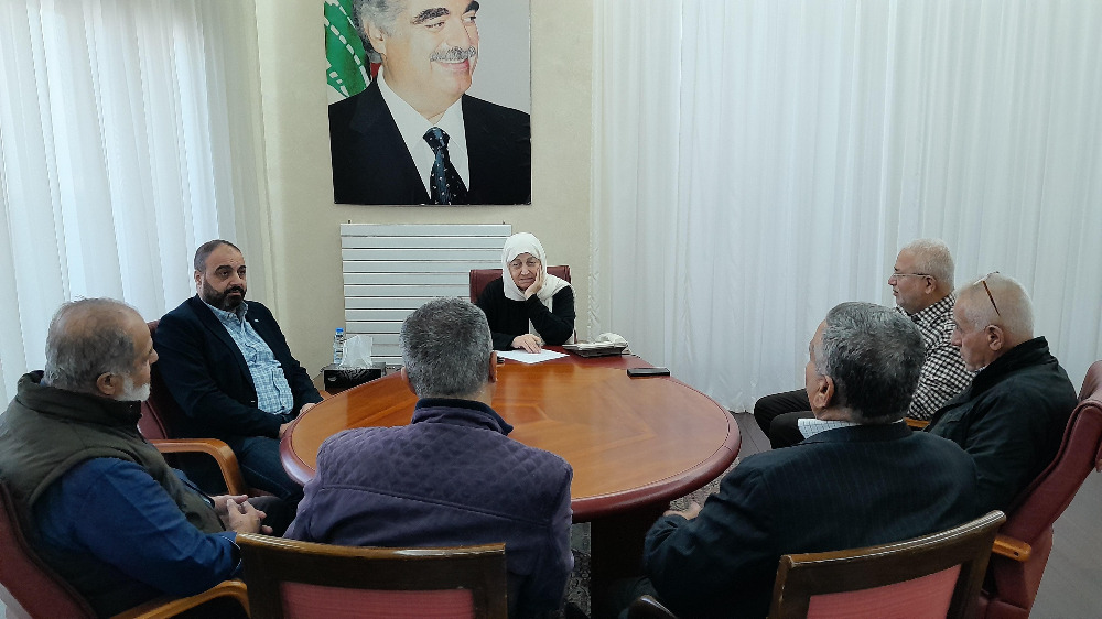 بهية الحريري تعرض مع وفد من رؤساء بلديات قرى صور الحدودية أوضاع نازحيها