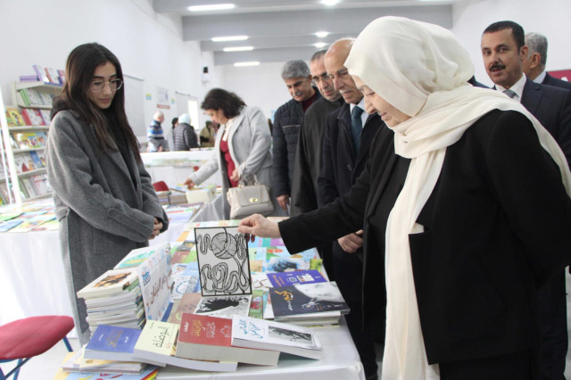 بهية الحريري ترعى افتتاح "معرض الكتاب المدرسي الأول - نحو جيل قارىء ومبدع" في "ثانوية الحاج بهاء الدين الحريري"