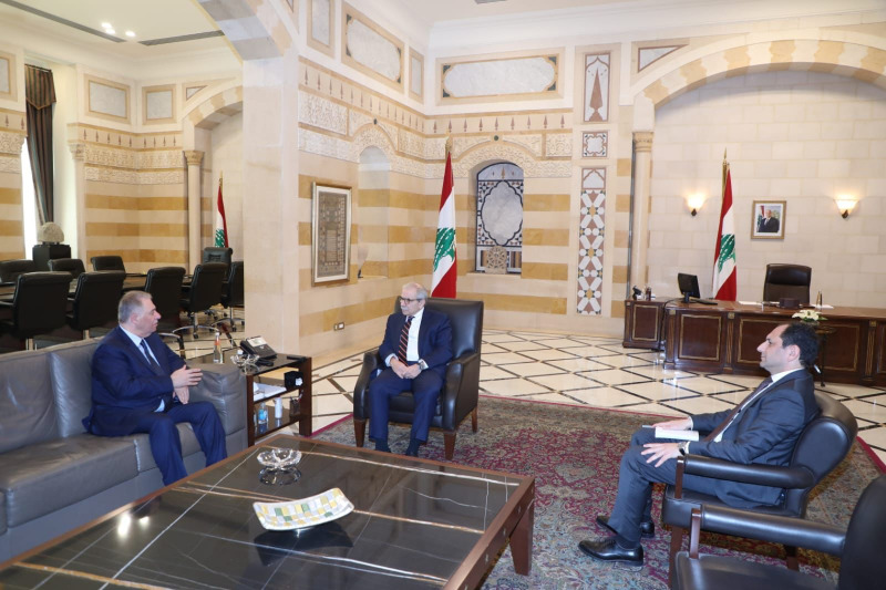 السفير دبور يعرض ورئيس الوزراء سلام أوضاع أبناء الشعب الفلسطيني في لبنان