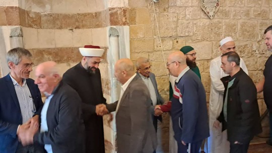 أسامة سعد يؤدي صلاة عيد الفطر ويزور أضرحة الشهداء في صيدا
