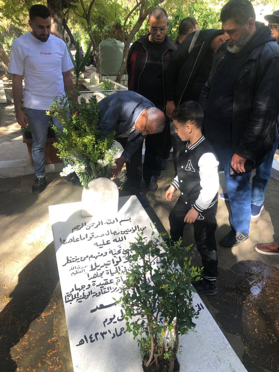 أسامة سعد يؤدي صلاة عيد الفطر ويزور أضرحة الشهداء في صيدا