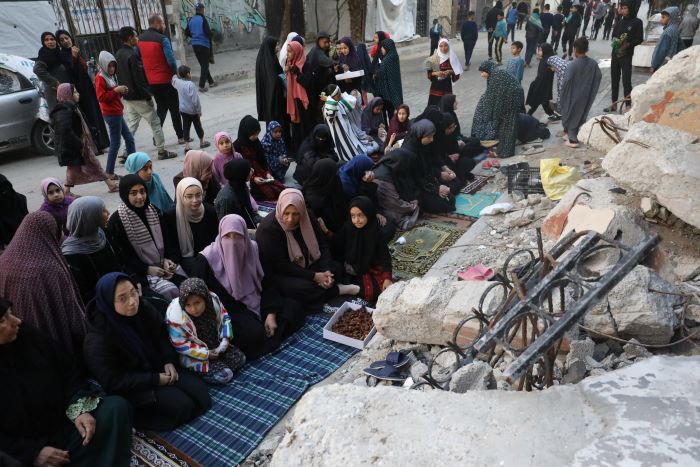 وسط قصف متواصل.. الغزيون يؤدون صلاة العيد فوق أنقاض المساجد