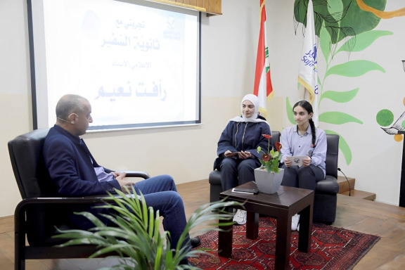 ثانوية السفير تكرّم الإعلامي رأفت نعيم.. عندما يتحول الخبر الصحفي كتابًا!