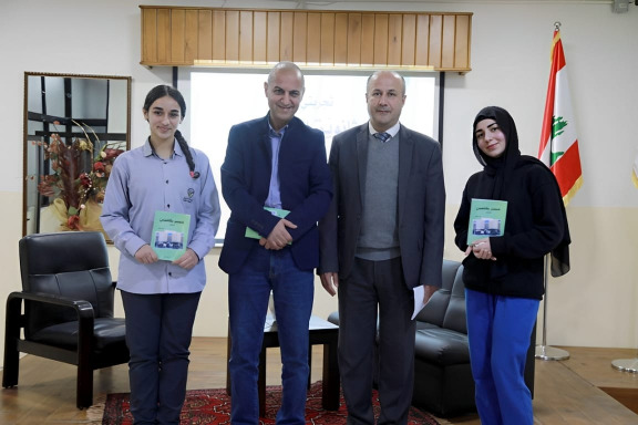 ثانوية السفير تكرّم الإعلامي رأفت نعيم.. عندما يتحول الخبر الصحفي كتابًا!