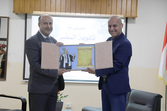 ثانوية السفير تكرّم الإعلامي رأفت نعيم.. عندما يتحول الخبر الصحفي كتابًا!