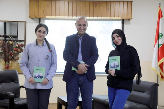 ثانوية السفير تكرّم الإعلامي رأفت نعيم.. عندما يتحول الخبر الصحفي كتابًا!