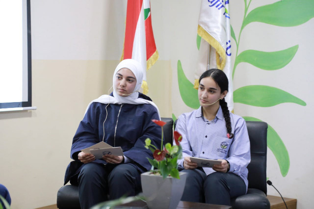 ثانوية السفير تكرّم الإعلامي رأفت نعيم.. عندما يتحول الخبر الصحفي كتابًا!