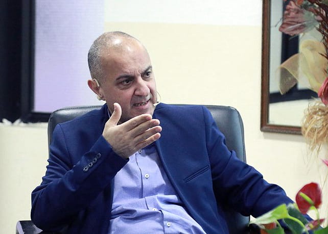 ثانوية السفير تكرّم الإعلامي رأفت نعيم.. عندما يتحول الخبر الصحفي كتابًا!