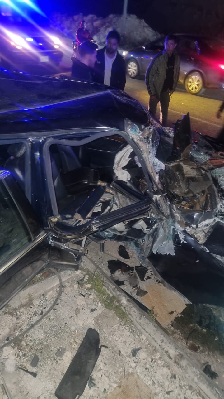 حادث سير مروّع على طريق طيردبا - صور.. استخدام آلات هيدروليكية لإخراج المصابين