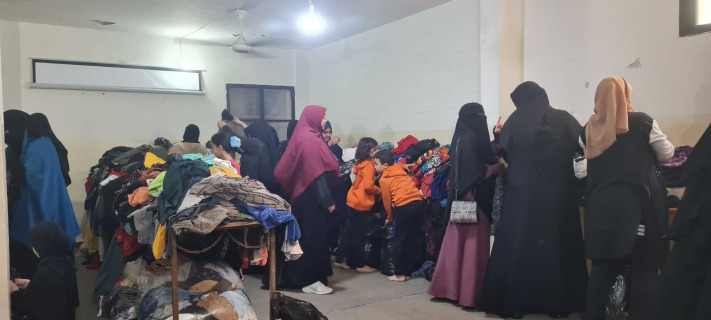 جمعية ابناء شهداء فلسطين "صامد" تستكمل توزيع الثياب في مخيم عين الحلوة