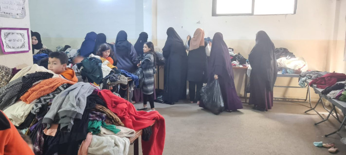 جمعية ابناء شهداء فلسطين "صامد" تستكمل توزيع الثياب في مخيم عين الحلوة