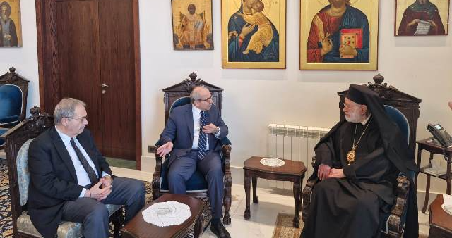 الرئيس سلام يزور المطران عودة: بيروت مدينة حاضنة للجميع