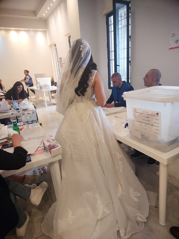 عروس في فستان الزفاف تدلي بصوتها في مركز اقتراع..