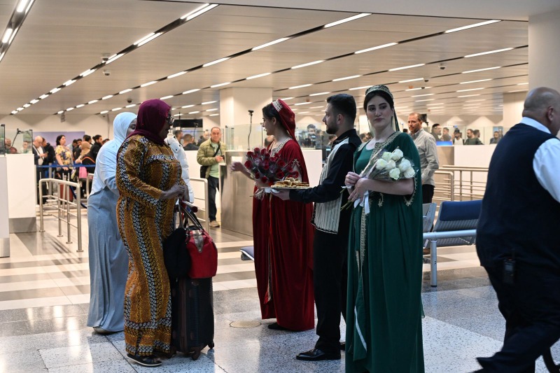 بالصور - استقبال حافل لأول رحلة إماراتية في بيروت.. مرقص: نتّجه نحو إعادة تنشيط السياحة في لبنان وتقوية العلاقات مع الدول