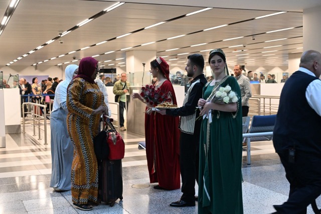 بالصور - استقبال حافل لأول رحلة إماراتية في بيروت.. مرقص: نتّجه نحو إعادة تنشيط السياحة في لبنان وتقوية العلاقات مع الدول