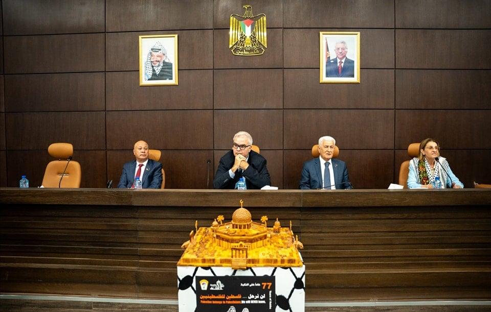 د. أبو هولي: "إسرائيل" تستهدف منشآت "الأونروا" لأنها الشاهد القانوني على عملية التهجير