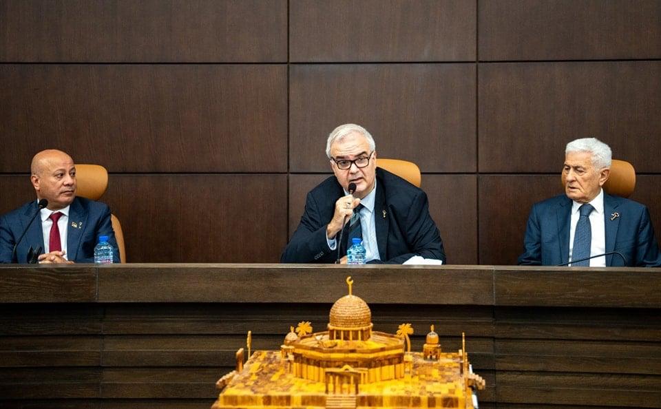 د. أبو هولي: "إسرائيل" تستهدف منشآت "الأونروا" لأنها الشاهد القانوني على عملية التهجير