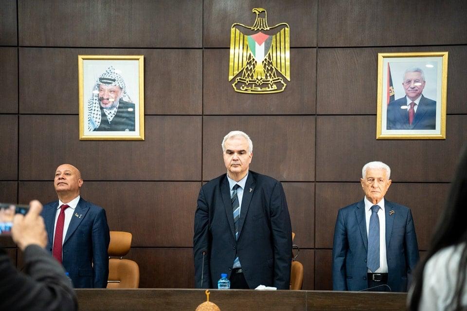 د. أبو هولي: "إسرائيل" تستهدف منشآت "الأونروا" لأنها الشاهد القانوني على عملية التهجير