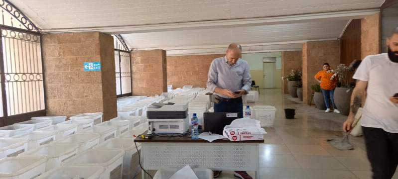 محافظ الجنوب أشرف على عملية تجهيز صناديق الاقتراع للانتخابات تمهيداً لتسليمها فجر الجمعة