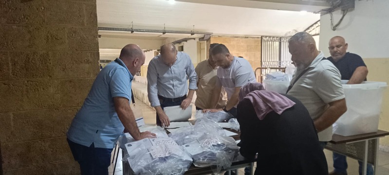 محافظ الجنوب أشرف على عملية تجهيز صناديق الاقتراع للانتخابات تمهيداً لتسليمها فجر الجمعة