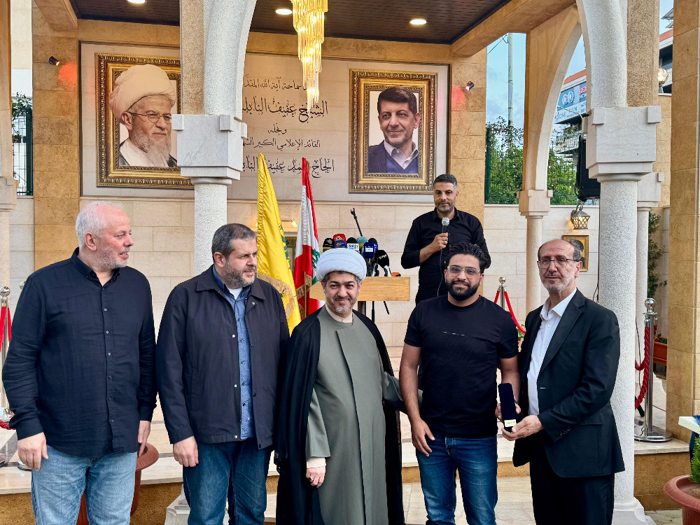 إعلاميو صيدا ينظمون وقفة رمزية عند ضريح الشهيد محمد عفيف في صيدا إحياء لعيد المقاومة والتحرير