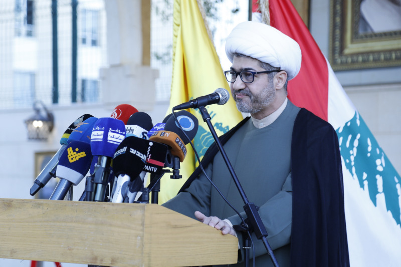 إعلاميو صيدا ينظمون وقفة رمزية عند ضريح الشهيد محمد عفيف في صيدا إحياء لعيد المقاومة والتحرير