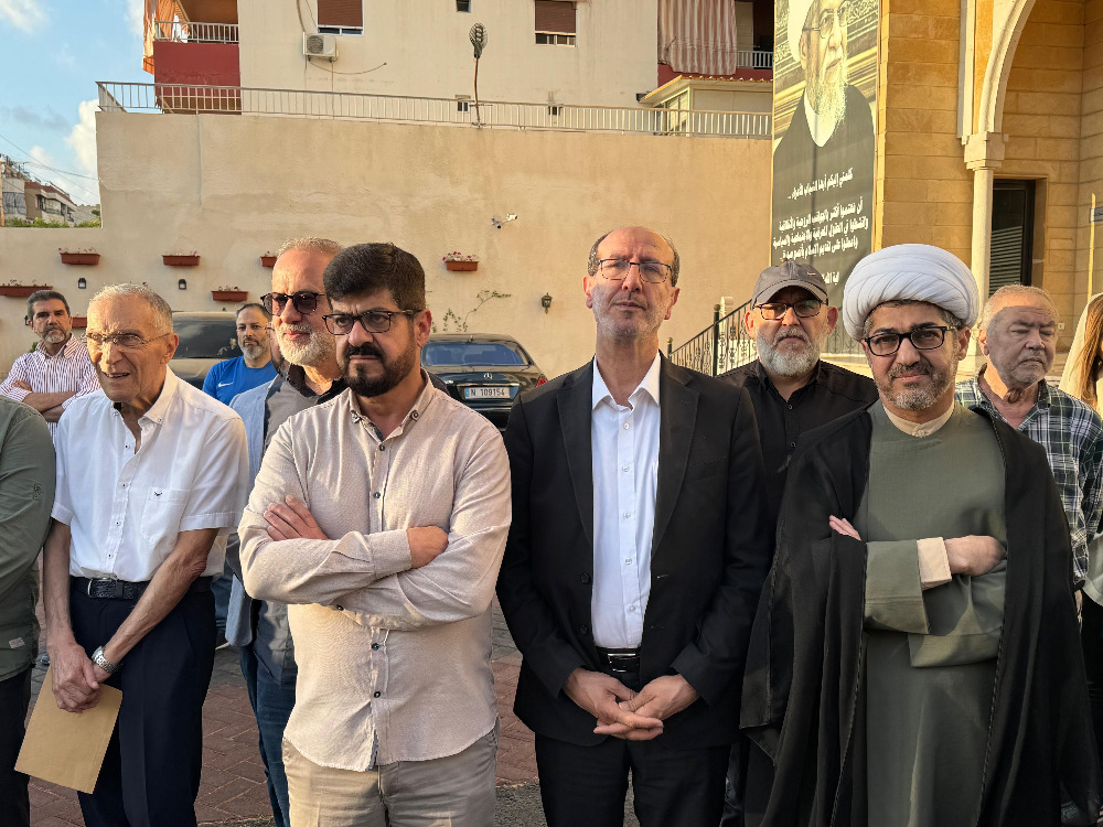 إعلاميو صيدا ينظمون وقفة رمزية عند ضريح الشهيد محمد عفيف في صيدا إحياء لعيد المقاومة والتحرير