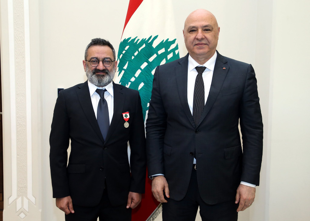 بالصور - الرئيس عون يمنح جورج خباز وسام الإستحقاق اللبناني الفضي