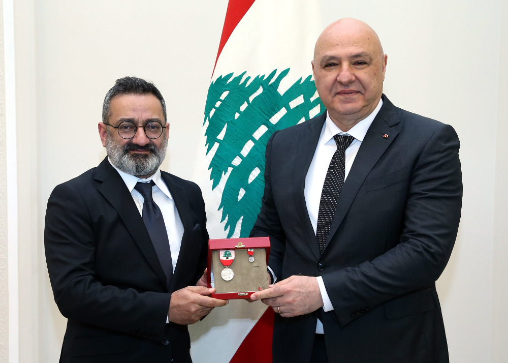بالصور - الرئيس عون يمنح جورج خباز وسام الإستحقاق اللبناني الفضي