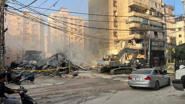 بالصور - ضاحية بيروت تستيقظ على "أضحى" مرٌّ خلّفه العدوان الإسرائيلي